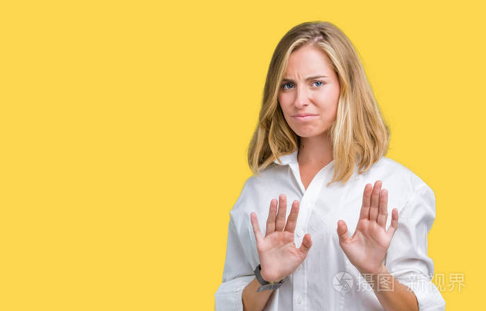 美丽的年轻商务女性在孤立的背景下厌恶的表情不高兴和恐惧的做厌恶的