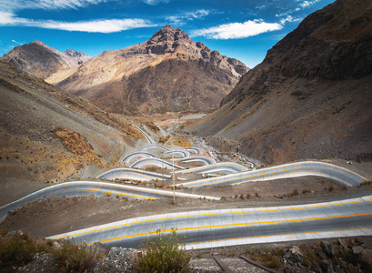 智利圣地亚哥和阿根廷门多萨之间安第斯山的蛇形公路