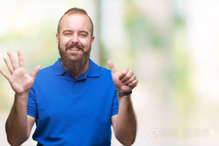 年轻的白种人臀部男子穿着蓝色衬衫，在孤立的背景上，显示和举着手指第六，同时微笑自信和快乐。