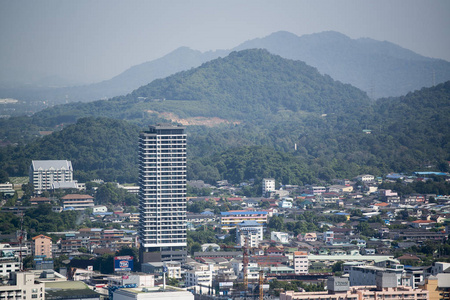 从泰国Provinz Chonburi的SiRacha镇的WatKhaoPhutthakhodom山俯瞰城市景色。 2018年1