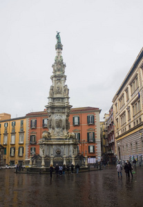 那不勒斯意大利2018年3月5日那不勒斯格斯诺沃广场上完美的方尖碑