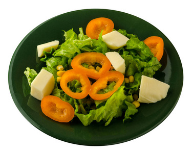 白色背景上分离的奶酪生菜玉米胡椒沙拉。 盘子里的素食沙拉。 素食沙拉顶景