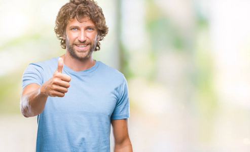 赞许的表情看着相机,显示出成功.照片