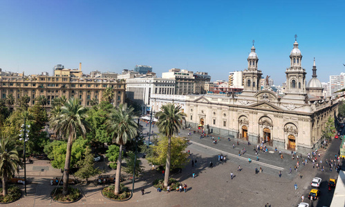 智利圣地亚哥大教堂广场和圣地亚哥大教堂的鸟瞰图