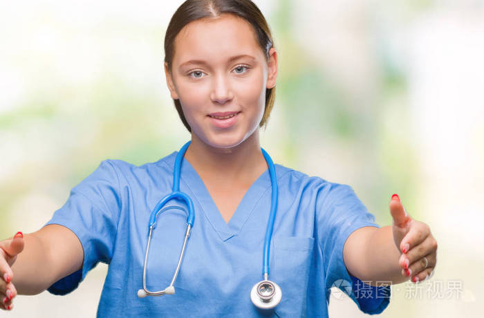 在孤立的背景下看着镜头,张开双臂微笑着拥抱