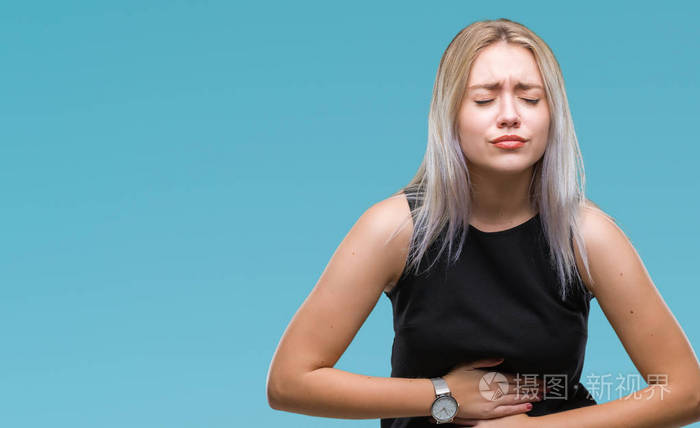 年轻的金发女人在孤立的背景上,手在胃,因为恶心,疼痛,疾病感觉不适.