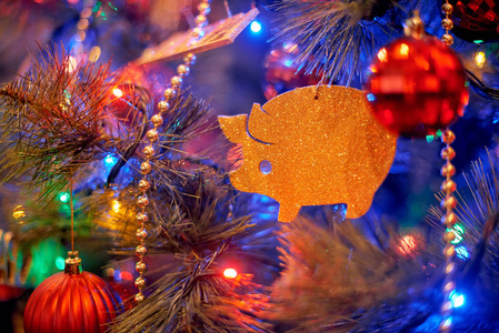 圣诞树上有金猪玩具