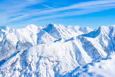 在奥地利蒂罗尔州的Seefeld，雪覆盖阿尔卑斯山的冬季景观的广泛全景。 奥地利冬季