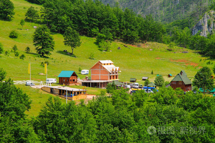 一个小村庄在山坡上的高山,覆盖着黑山河流域的绿色森林.