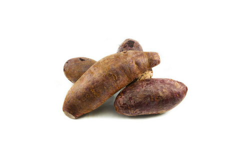 白底煮紫甘薯或山药卖木薯,白紫山药蒸山药红薯/紫黄山药在蒸笼中的街