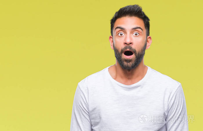 成年西班牙裔男子在孤立的背景下害怕和震惊,惊讶的表情,恐惧和兴奋的