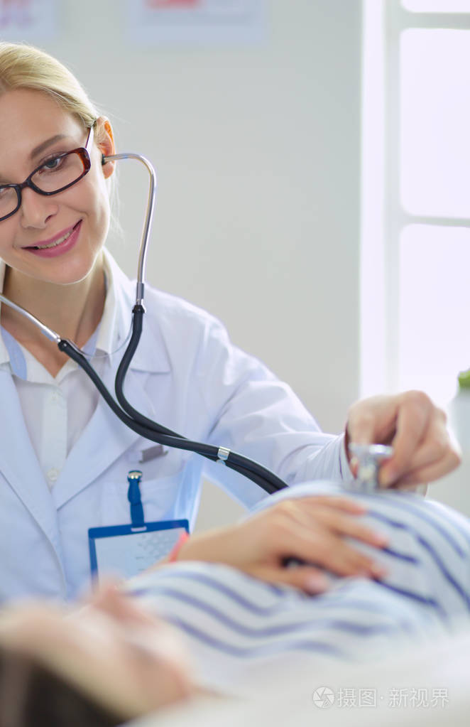 医生和病人讨论的东西坐在桌旁.医学和卫生保健的概念