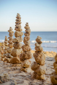 黄色沙石平衡海滩日落与海洋背景拍摄