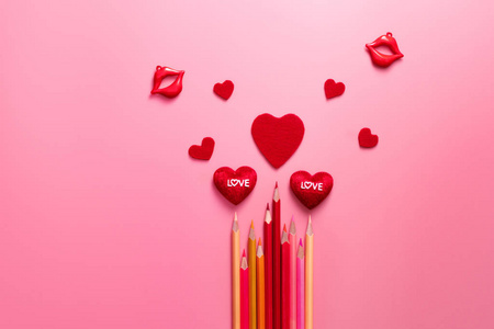 情人节概念红心和彩色铅笔在粉红色背景