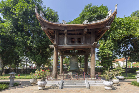 文学圣殿河内的孔子庙和旅游景点。 它建于1070年，当时的皇帝李坦通，现在主办皇家学院越南第一国立大学。