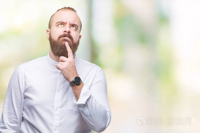 年轻的白种人潮人在孤立的背景上,手在下巴上思考问题沉思的表情.