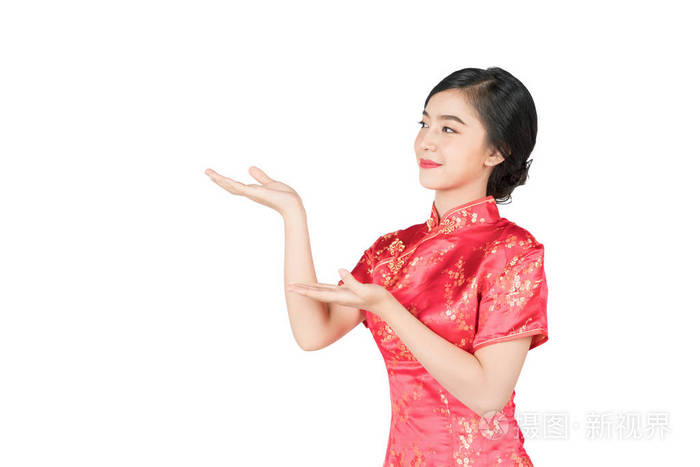漂亮的亚洲女性 中国传统服装旗袍或旗袍手 显示空白 中国新年概念女性模型分离白色背景与裁剪路径照片 正版商用图片17d6mq 摄图新视界 漂亮的亚洲女性 中国传统服装旗袍或旗袍手 显示空白 中国新年概念女性模型分离白色背景与裁剪路径照片 正版商用图片17d6mq 摄图新视界