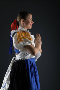 斯洛伐克民间传说。 传统服装。 斯洛伐克女孩