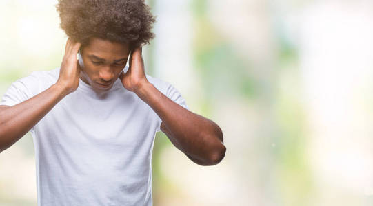 美国黑人男子超过孤立的背景，手在头上疼痛，因为压力。 偏头痛。