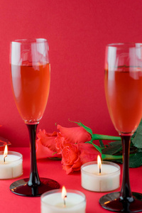 浪漫的晚餐与一杯葡萄酒为情人节。