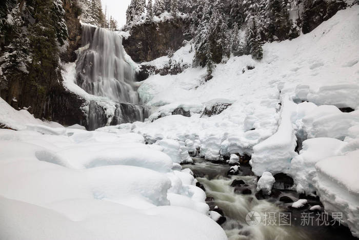 美丽的加拿大冬季景观瀑布在一个白色的雪天。 在亚历山大瀑布附近惠斯勒和挥霍北部温哥华加拿大。