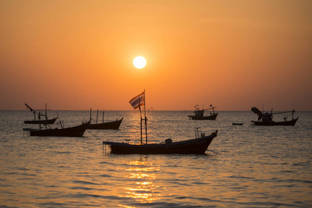 日落与渔船在邦森海滩在班森镇在普罗文茨昌布里在泰国。 2018年11月