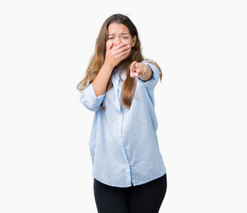 在孤立的背景下笑着你用手指指着相机,用手指捂住嘴,羞愧的表情照片