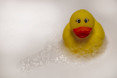 肥皂泡沫中的黄色橡胶小鸭给孩子们带来乐趣