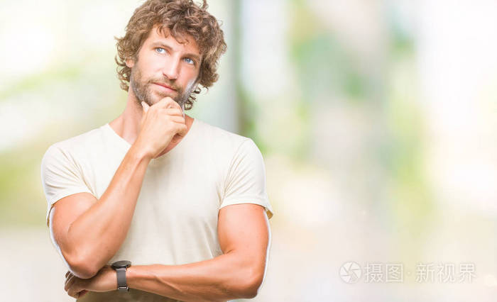 英俊的西班牙裔模特男子在孤立的背景上,用手在下巴上思考问题,沉思的
