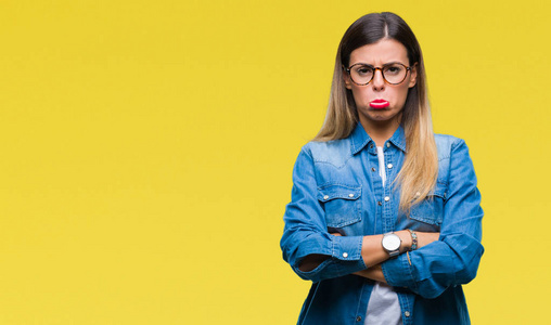 年轻漂亮的女人戴着眼镜,在孤立的背景下沮丧和担心痛苦,哭泣愤怒和