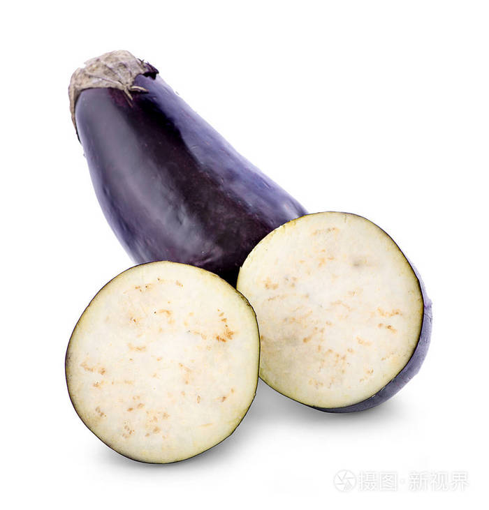 在白色背景上分离的茄子切片