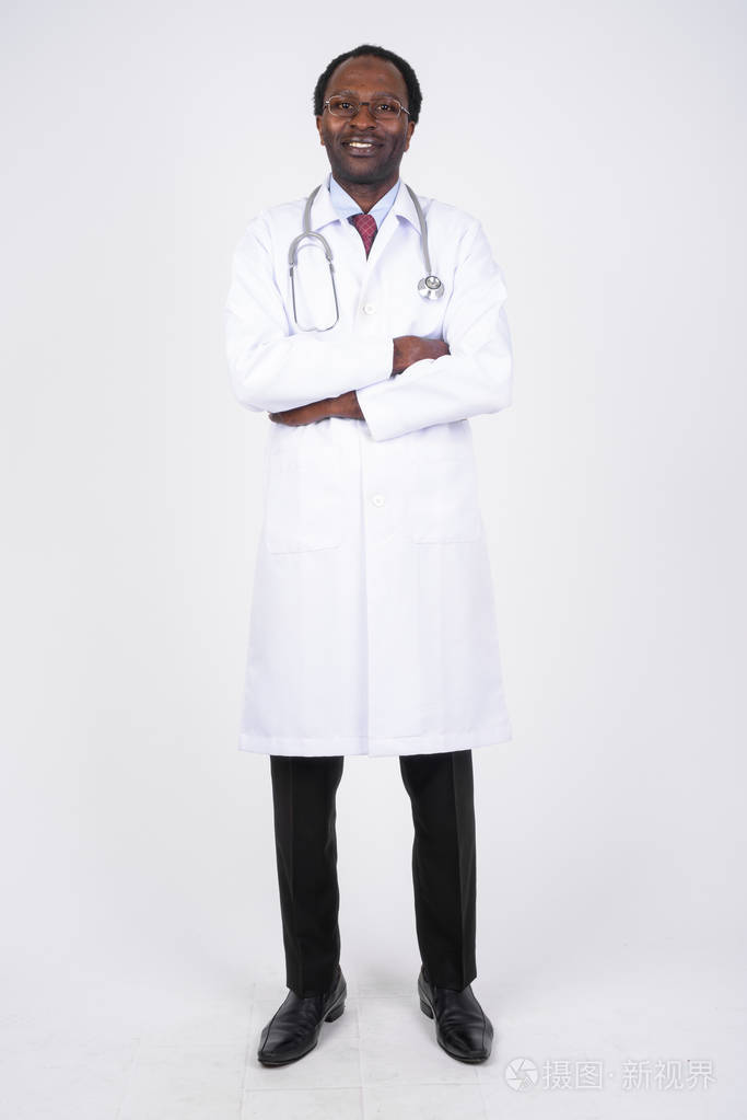 全身完整的拍摄快乐的非洲人医生与手臂交叉
