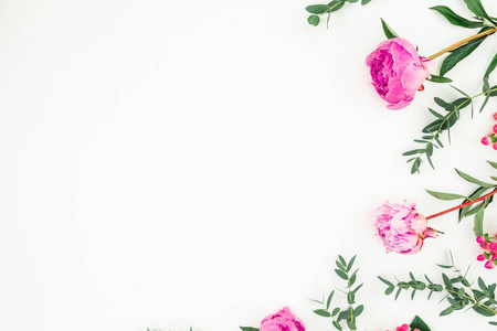花架，白色背景上有粉红色牡丹玫瑰花瓣和桉树枝。平躺，俯视