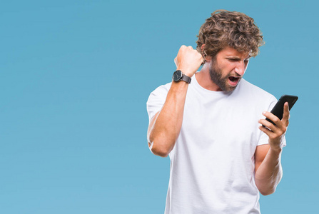 男子模型在孤立的背景下使用智能手机发送短信,愤怒和沮丧地大喊大叫