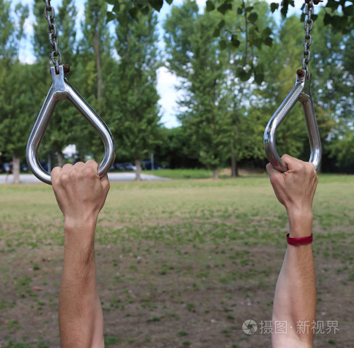 一个男人的两只手臂在训练戒指的时候