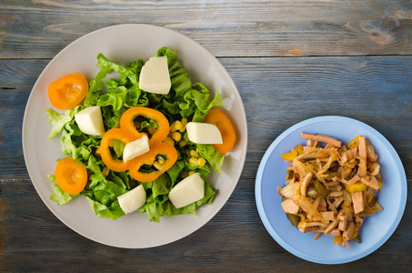 木制背景上的奶酪生菜玉米胡椒沙拉。 盘子里的素食沙拉。 素食沙拉顶景
