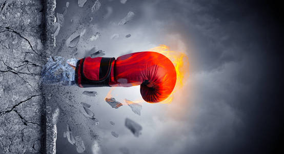 手触击剧烈并且打破石墙照片