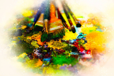 油漆刷到绘画调色板和柔和模糊水彩背景照片