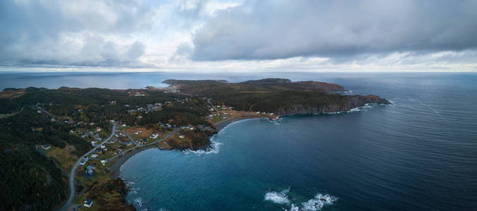 阴天时，在岩石大西洋海岸上的一个小镇的鸟瞰图。 在天堂缠绕加拿大纽芬兰。