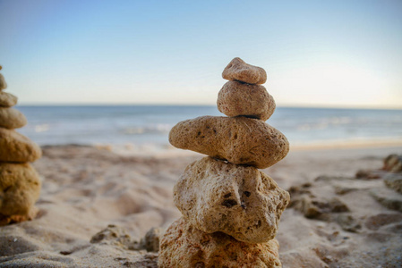 黄色沙石平衡海滩日落与海洋背景拍摄