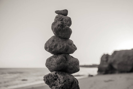 黄色沙石平衡海滩日落与海洋背景拍摄