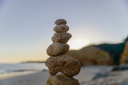 黄色沙石平衡海滩日落与海洋背景拍摄