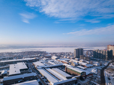 空中城市景观，十字路口，道路，房屋，公园，停车场，桥梁，冬季，周围有很多雪。