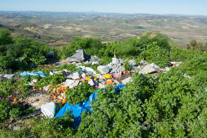 在农村废弃的垃圾