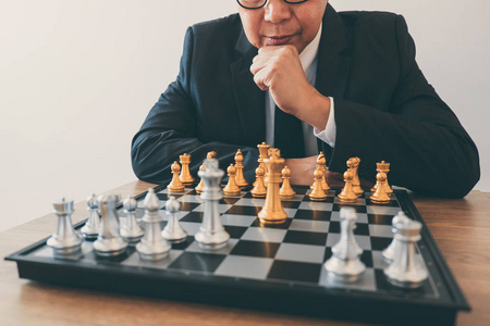 商人领导下国际象棋和思考策略计划，推翻相反的团队，并对企业的成功进行发展分析。