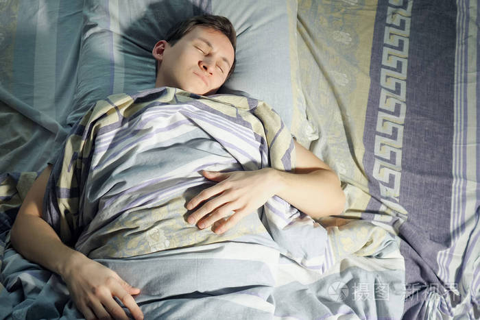 一个人在睡觉看到噩梦