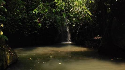 4k 飞行视频瀑布在巴厘岛的丛林, 印度尼西亚。无人机视频