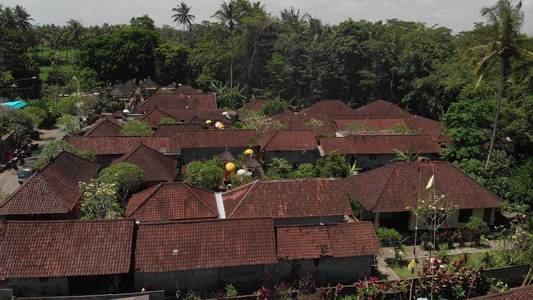 4 k 传统巴厘岛房屋的鸟图。飞越巴厘岛村庄。巴厘岛