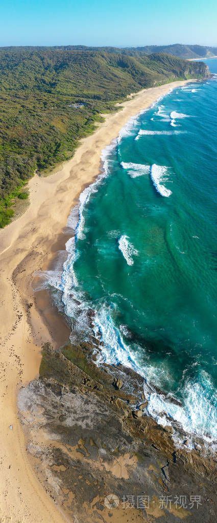 澳大利亚达德利海滩纽卡斯尔的鸟瞰图沿着海岸线向北朝纽卡斯尔市望去