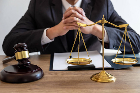 法律,律师律师和司法概念,男性律师或公证人在律师事务所工作的重要
